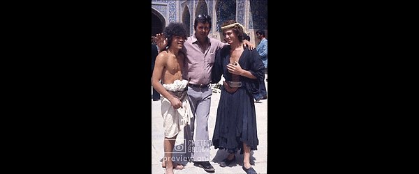 Pier Paolo Pasolini. Il fiore delle mille e una notte. 1974 / Iran: Esfahan. Moschea Maden Sha, i giovani attori
