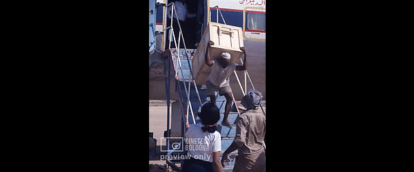 Pier Paolo Pasolini. Il fiore delle mille e una notte. 1974 / Sud Yemen: Hadramaut, aereo militare Al Mukalla trasbordo materiali