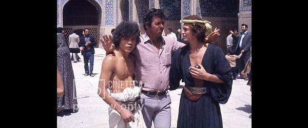 Pier Paolo Pasolini. Il fiore delle mille e una notte. 1974 / Iran: Esfahan, moschea del venerdì, giovani attori