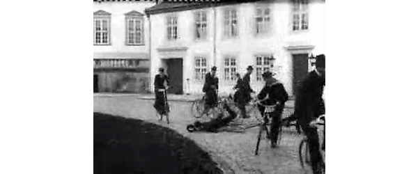 
De Kongelige paa Cykler i Fredensborg Slotsgaard
          