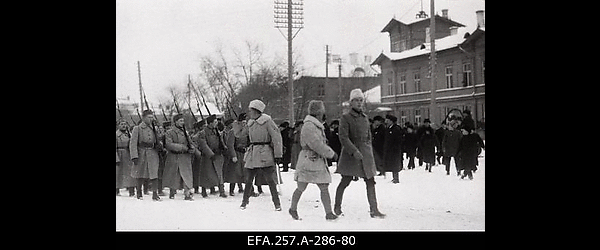 1.Soome vabatahtlike salga (Ekströmi pataljon) paraad Peetri platsil.
                    Kolonni ees vasakult: 1.kompanii ülem kapten Anto Eskola, salga ülem major
                    Martin Ekström (vaatab taha), salga adjutant leitnant Elmar Kirotar.