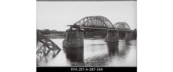 Purustatud raudteesild üle Velikaja jõe Pihkvas 1919. aasta
                    suvel.