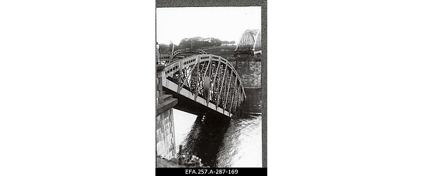 Purustatud Raudteesild üle Velikaja jõe Pihkvas 1919. aasta
                    suvel.