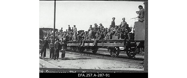 Eesti vägede poolt Karamõševo raudteejaamas vangistatud Nõukogude Vene
                    sõdurid laiarööpalisel soomusrongil nr.1 Pihkvas .