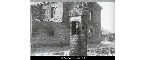 Nõukogude Vene vägede suurtükitules hävinud hoone varemed
                    Narvas.