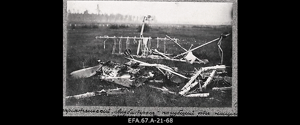 Vene õhutõrje poolt allatulistatud Saksa lennuk “Albatros” Kekkau
                    (Kekava) lähedal.