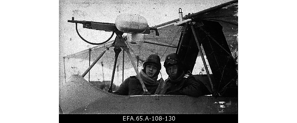 Vene 23. korpuse lennusalga lendurid lennuki “Voisin” kokpitis ja
                    lennukile monteeritud “Vickersi” kuulipilduja.