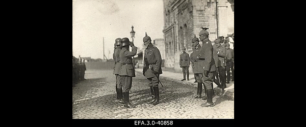 Saksa idavägede ülemjuhataja kindralfeldmarssal Baieri prints Leopold
                    pärast väljumist Balti jaamast.