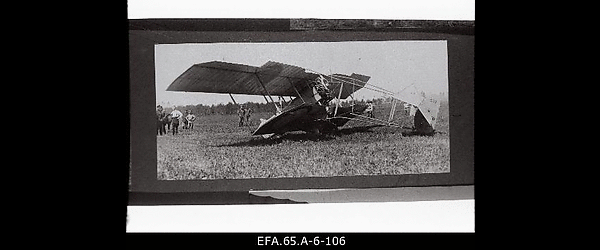 Vene 23.korpuse lennusalga maandumisel purunenud lennuk
                    “Voisin”.