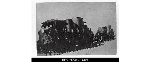 Vene sõjaväe soomusautod koos meeskondadega. Esiplaanil “Garford-Putilov”
                    (“Dobrõnja”), tagaplaanil “Austin-Putilov”
