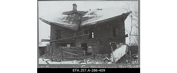 Nõukogude Vene vägede suurtükitules kannatada saanud elumaja Narva
                    turuplatsi ääres.