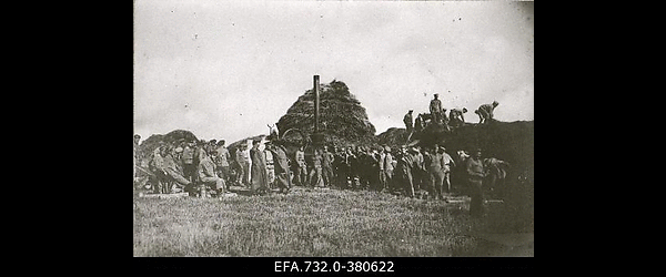 Vene 33.Jalaväediviisi 131.Tiraspoli polgu sõdurid rehepeksumasina
                    juures.