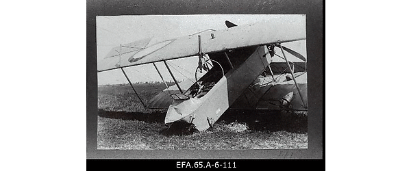 Vene 23.korpuse lennusalga maandumisel purunenud lennuk
                    “Voisin”.