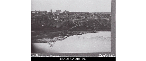 Üldvaade Nõukogude Vene vägede poolt Narva pommitamisel kannatada saanud
                    linnaosale.
