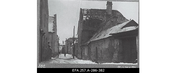 Nõukogude Vene vägede suurtükitules kannatada saanud elumaja katus Narva
                    vanalinnas.
