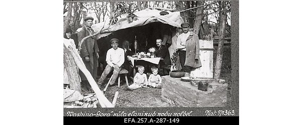 Lahingutegevuses hävinud talu elanikud ajutise varjualuse all Vašina Gora
                    külas 1919. aasta kevadel.