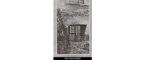 Vene Veebruarirevolutsiooni ajal põlema pandud Toompea lossi vangla üks
                    tühjaks põlenud ruumidest.