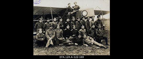Vene 23. korpuse lennusalga lendurid ja mehhaanikud “Farman” lennuki
                    juures Wendeni (Cesise) lähedal, 1917.