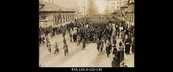 Läti rahvusest ametnikud (Läti ametnike partei?) 1. mai rongkäigus
                    Aleksandri bulvaril Riias 1.05.1917.