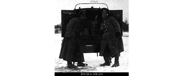 Vene 23. korpuse lennusalga telegrafistid traadita telegraafi vastuvõtja
                    juures.