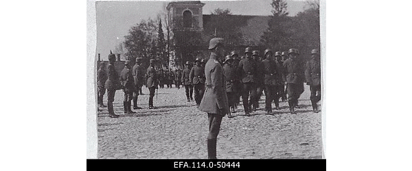 Saksa idavägede ülemjuhataja kindralfeldmarssal Baieri prints Leopold
                    (taustal, lühem mees) vastu võtmas sõjaväeparaadi