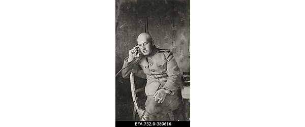 Vene 33.Jalaväediviisi 131.Tiraspoli polgu ohvitser kapten Kutšerenko
                    telefoniga rääkimas.