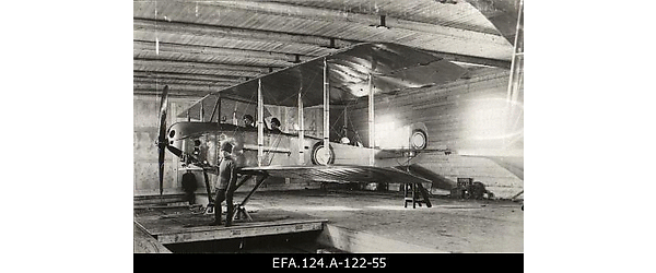Vene 23. korpuse lennusalga lennuk “Dekan” angaaris [1917].