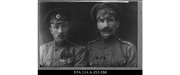 1.Eesti polgu 2.pataljoniülem staabikapten Anton Irv (vasakul) ja
                    1.pataljoni ülem staabikapten Karl Parts.