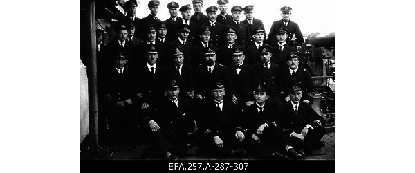 Suurtükilaeva „Lembit“ ohvitserid. Teises reas keskel Merejõudude
                    juhataja kontradmiral Johan Pitka, vasakult kolmas laeva komandör leitnant Jaen
                    (Jaan) Klaar.