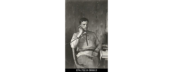 Vene 33.Jalaväediviisi 131.Tiraspoli polgu ohvitser leitnant Lebedev
                    telefoniga rääkimas.