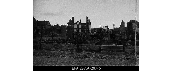 Nõukogude Vene vägede suurtükitules hävinud hoonete varemed Narva
                    Aleksandri kiriku ümbruses.