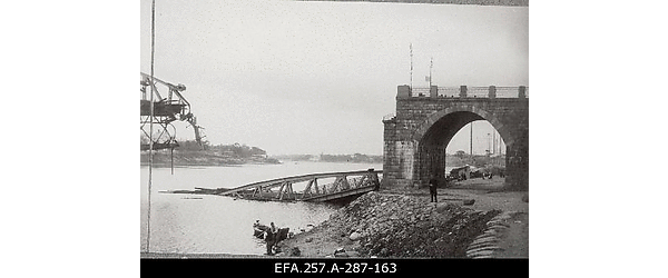 Purustatud maanteesild üle Velikaja jõe Pihkvas 1919. aasta
                    suvel.