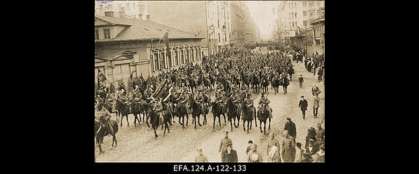 Läti küttide polk 1. mai rongkäigus Aleksandri bulvaril Riias 1. 05.
                    1917.