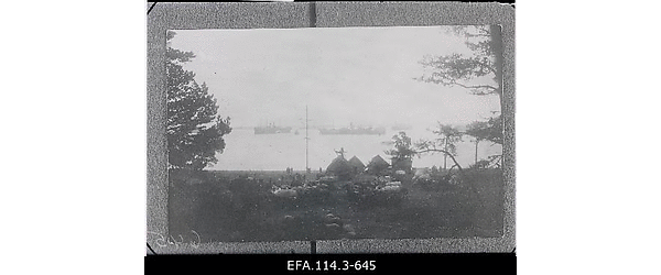 Saksa sõjalaevad Saaremaa kaldavetes Tagalahes Eesti saarte vallutamise
                    operatsiooni ajal.