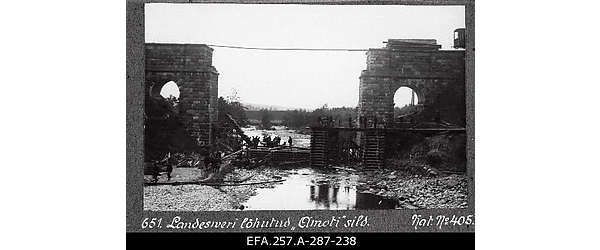Remondirongi nr 1 meeskond taastamas Landeswehri poolt purustatud
                    raudteesilda Amata[fotograafil: Amot) jõel.