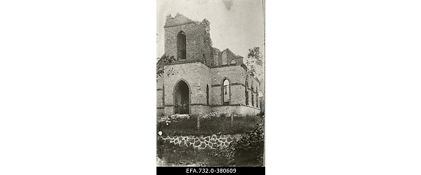 Lahingutegevuse käigus purustatud kirik Kurtenhofi (Kurtu muiža,
                    Salaspils) raudteejaama lähedal.