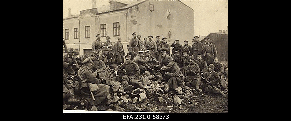 Vene sõdurid lahingus purustatud hoone rusudel söömas.
