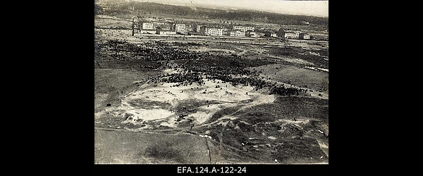 Aerofoto umbes 20 000 osavõtjaga 1. mai miitingust Riias 1. 05.
                    1917.