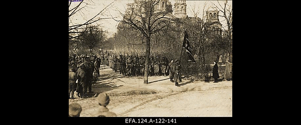Vene 4. Vidzeme Läti küttide polk saabumas ülevaatusele Riia kesklinnas,
                    mai 1917.