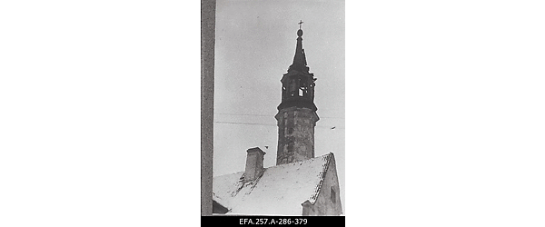 Nõukogude Vene vägede suurtükitules kannatada saanud Narva Jaani kiriku
                    tornikiiver.