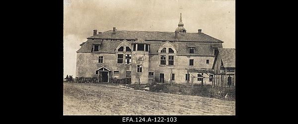 Kekkau (Kekava) vallamaja-kohtumaja, taustal Püha Anna kiriku tornikiiver
                    [1916].