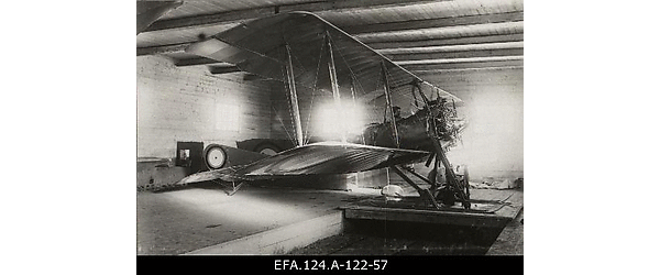 Vene 23. korpuse lennusalga lennuk “Albatros” angaaris
                    [1917].