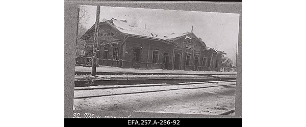 Nõukogude Vene vägede poolt taganemisel purustatud raudteejaama
                    hoone.