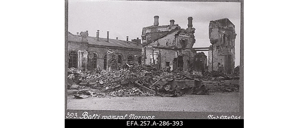 Pommitamisel purustatud Narva Balti raudteejaama hoone.