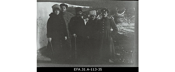 Vene 444.välilaatsareti personal. Vasakult teine (daami kübaraga)
                    nooremarst Johannes Vares.