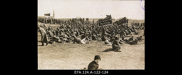 Vene 2. Siberi Inseneripolgu 1. ja 2. roodu sõdurid 1 . mai miitingul
                    Riias 1. 05. 1917.