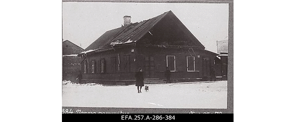 Nõukogude Vene vägede suurtükitules kannatada saanud elumaja
                    Narvas.