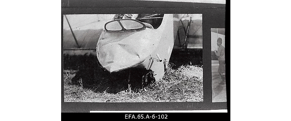 Vene 23.korpuse lennusalga maandumisel purunenud lennuki “Voisin” kokpiti
                    osa.