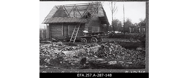 Uue majapidamishoone katuse katmine õlgedega lahingutegevuses hävinud
                    talus Vašina Gora külas 1919. aasta kevadel.