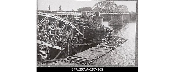 Soomusrongide Divisjoni inseneri Eduard Jürgensoni juhtimisel parandatud
                    raudteesild Velikaja jõel Pihkvas 1919. aasta suvel.